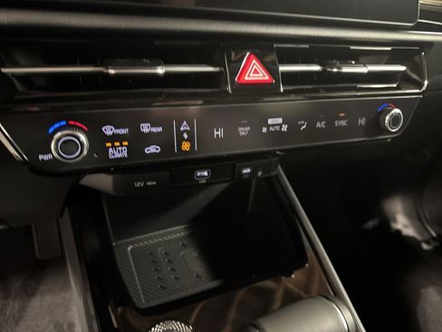 Certified 2025 Kia Niro SX image 24