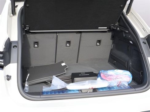 New 2026 Porsche Macan 4 Electric image 18