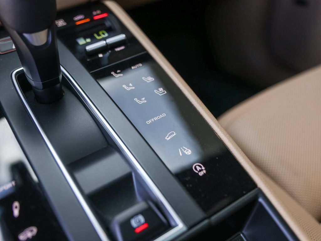 Certified 2026 Porsche Macan AWD/4WD image 25