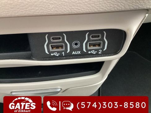 Used 2024 Chrysler Pacifica Touring-L image 23