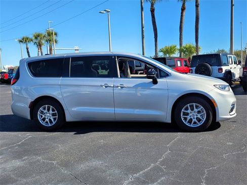 Certified 2024 Chrysler Pacifica Touring-L image 8