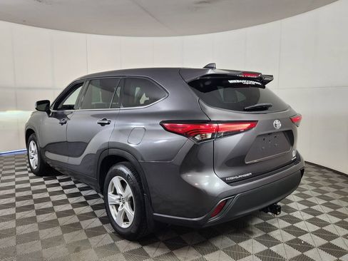 Used 2022 Toyota Highlander LE AWD/4WD image 5