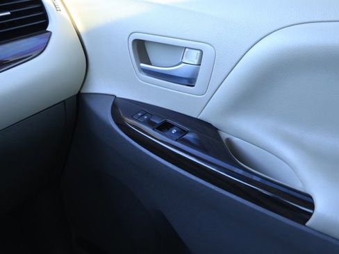 Used 2017 Toyota Sienna XLE image 27