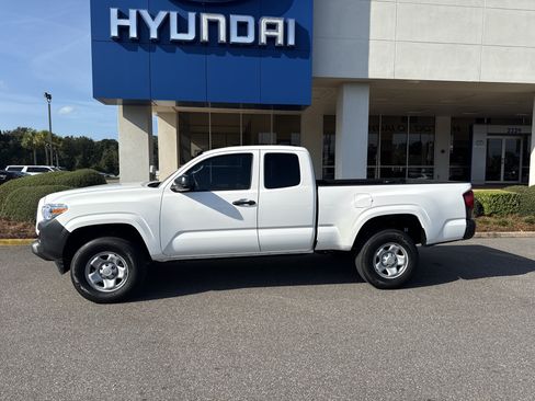Used 2023 Toyota Tacoma SR RWD image 3