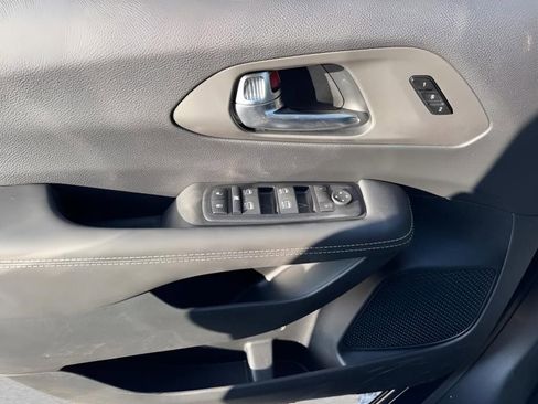 New 2025 Chrysler Pacifica Select image 12