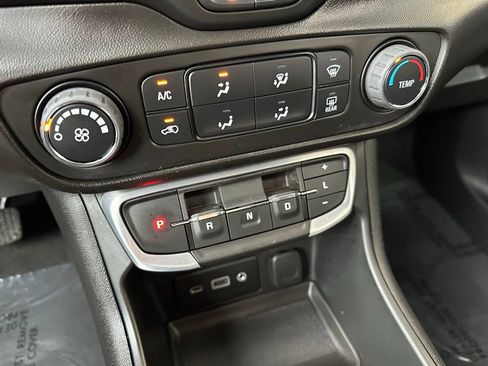 Used 2022 GMC Terrain SLE FWD image 23