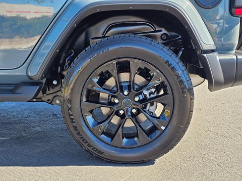 Used 2025 Jeep Wrangler Unlimited Sahara AWD/4WD image 15