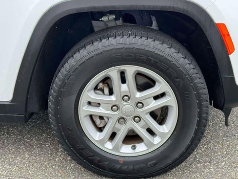 Used 2023 Jeep Grand Cherokee Laredo image 9