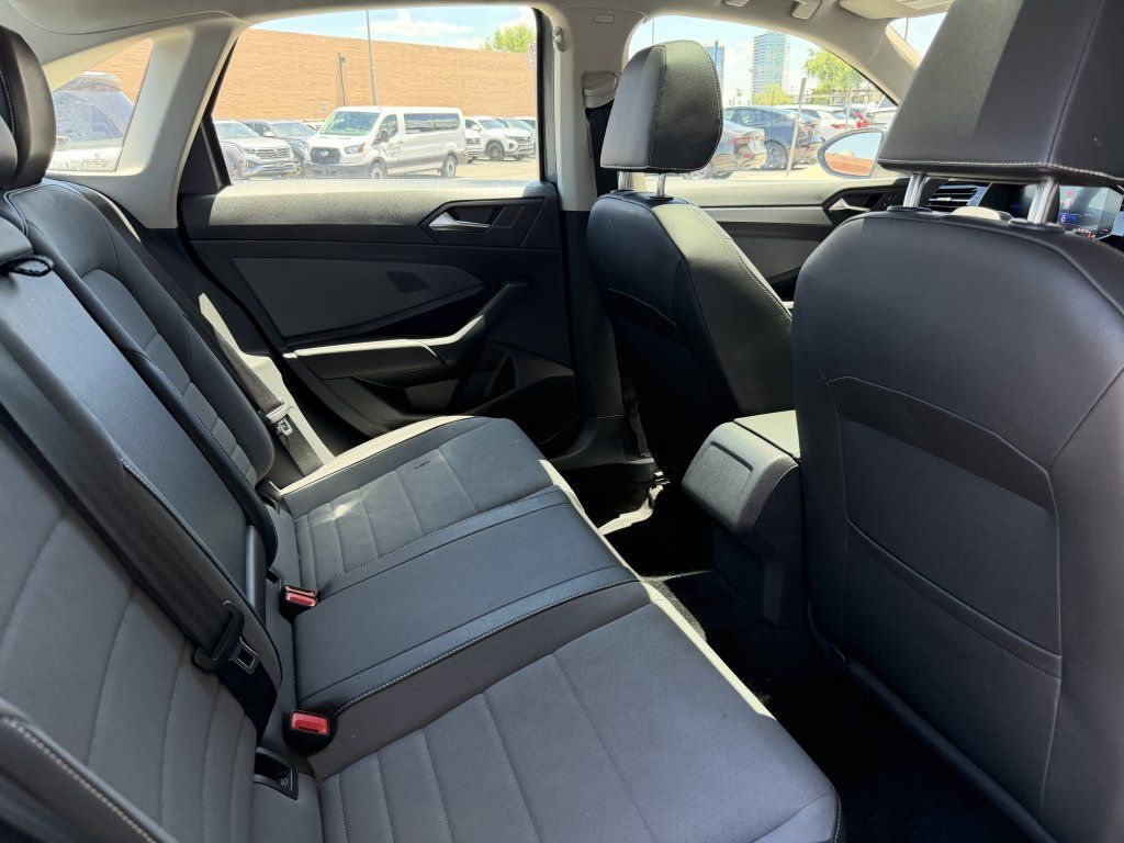 Used 2025 Volkswagen Jetta SE w/ Sunroof Package FWD image 37