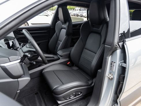 Certified 2025 Porsche Macan Electric image 5