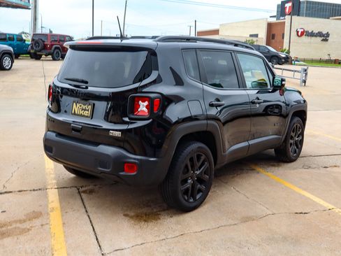 Used 2023 Jeep Renegade Altitude w/ Sun/Sound Group AWD/4WD image 5