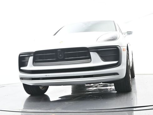 Certified 2025 Porsche Macan AWD/4WD image 51