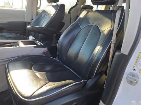 Certified 2023 Chrysler Pacifica Limited FWD image 30