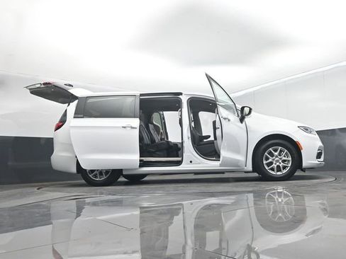 Used 2024 Chrysler Pacifica Touring-L FWD image 74