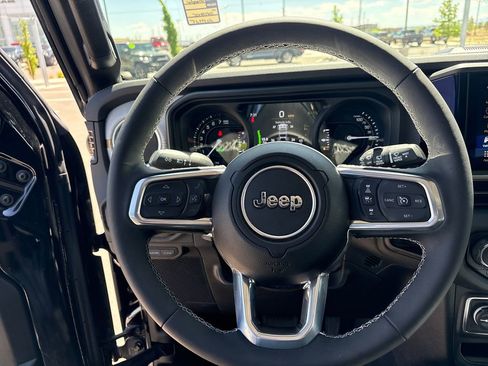 Used 2025 Jeep Wrangler Unlimited Sahara AWD/4WD image 16