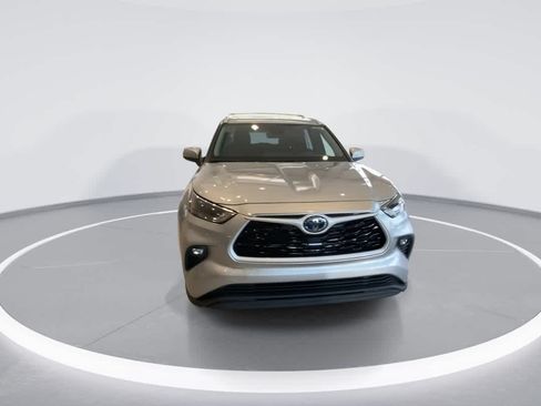 Used 2023 Toyota Highlander XLE AWD/4WD image 3