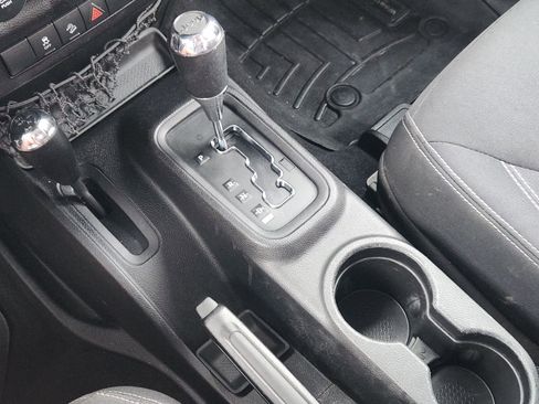 Used 2016 Jeep Wrangler Sahara w/ Connectivity Group AWD/4WD image 20
