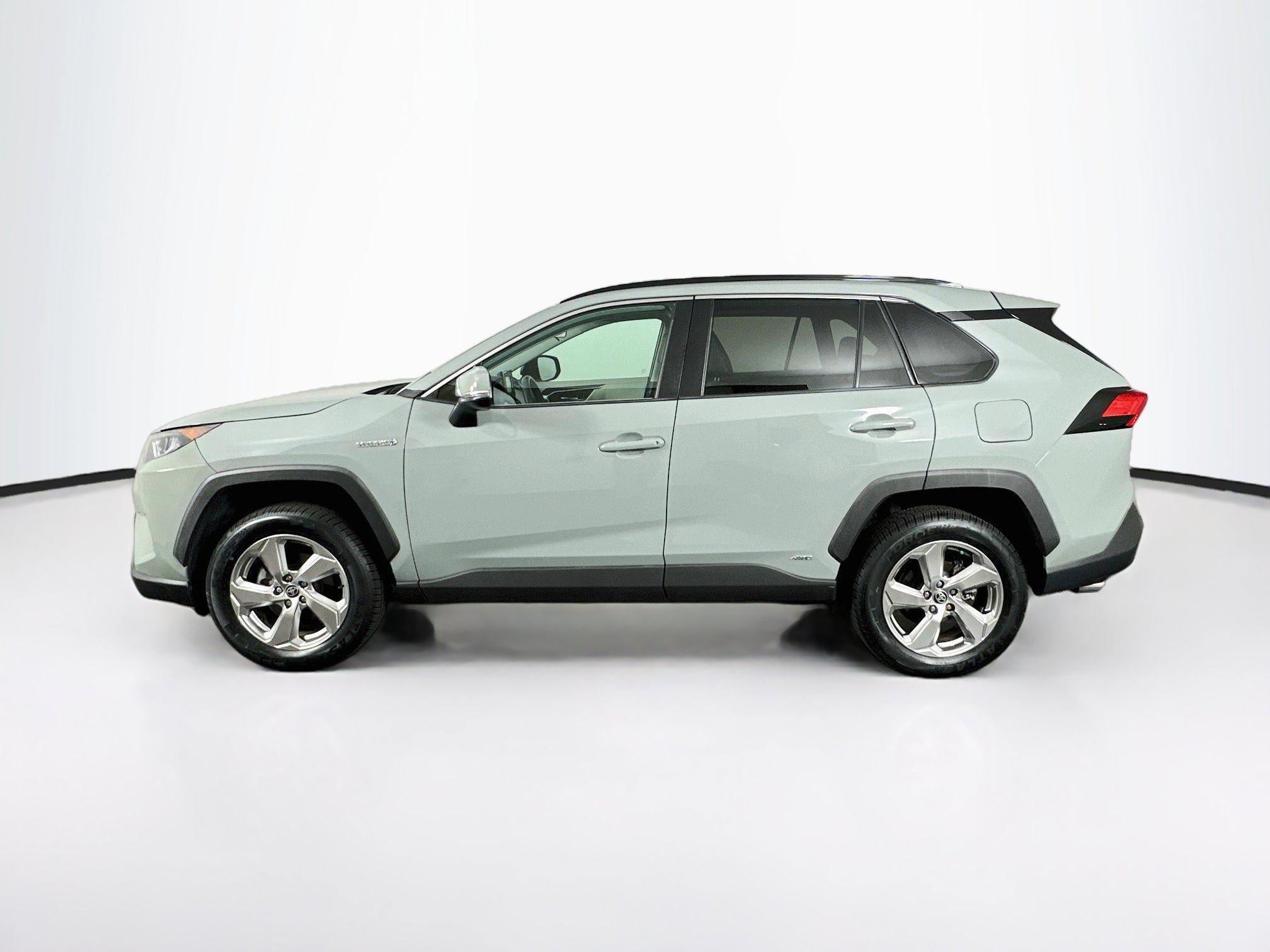 Used 2021 Toyota RAV4 XLE Premium AWD/4WD image 4