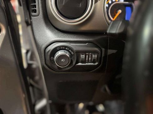 Used 2020 Jeep Wrangler Unlimited Sahara image 21