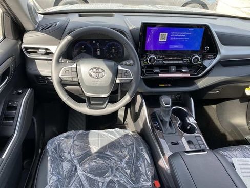 New 2026 Toyota Highlander Platinum AWD/4WD image 9