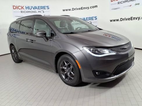 Used 2020 Chrysler Pacifica Limited w/ S Appearance Package FWD image 3