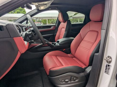 Certified 2025 Porsche Cayenne Coupe image 5