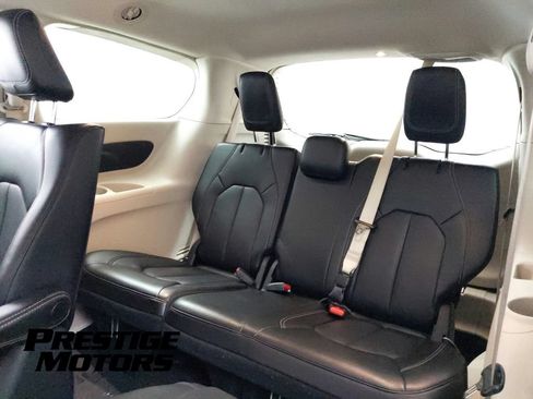 Used 2023 Chrysler Pacifica Touring-L FWD image 25