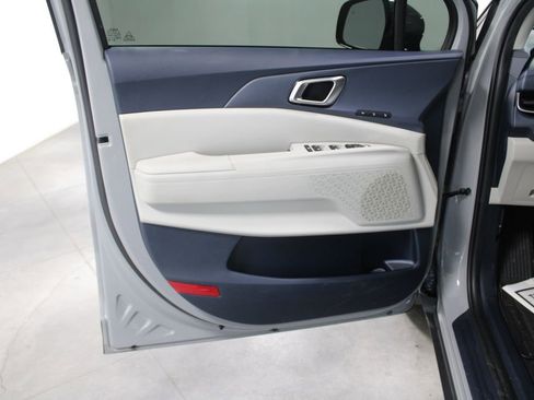 Used 2025 Kia Carnival EX image 23