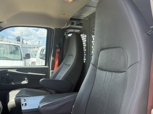 Used 2015 Chevrolet Express 2500 RWD image 21