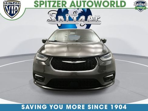 Used 2023 Chrysler Pacifica Touring-L FWD image 5