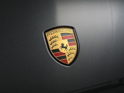 Certified 2025 Porsche Macan image 13