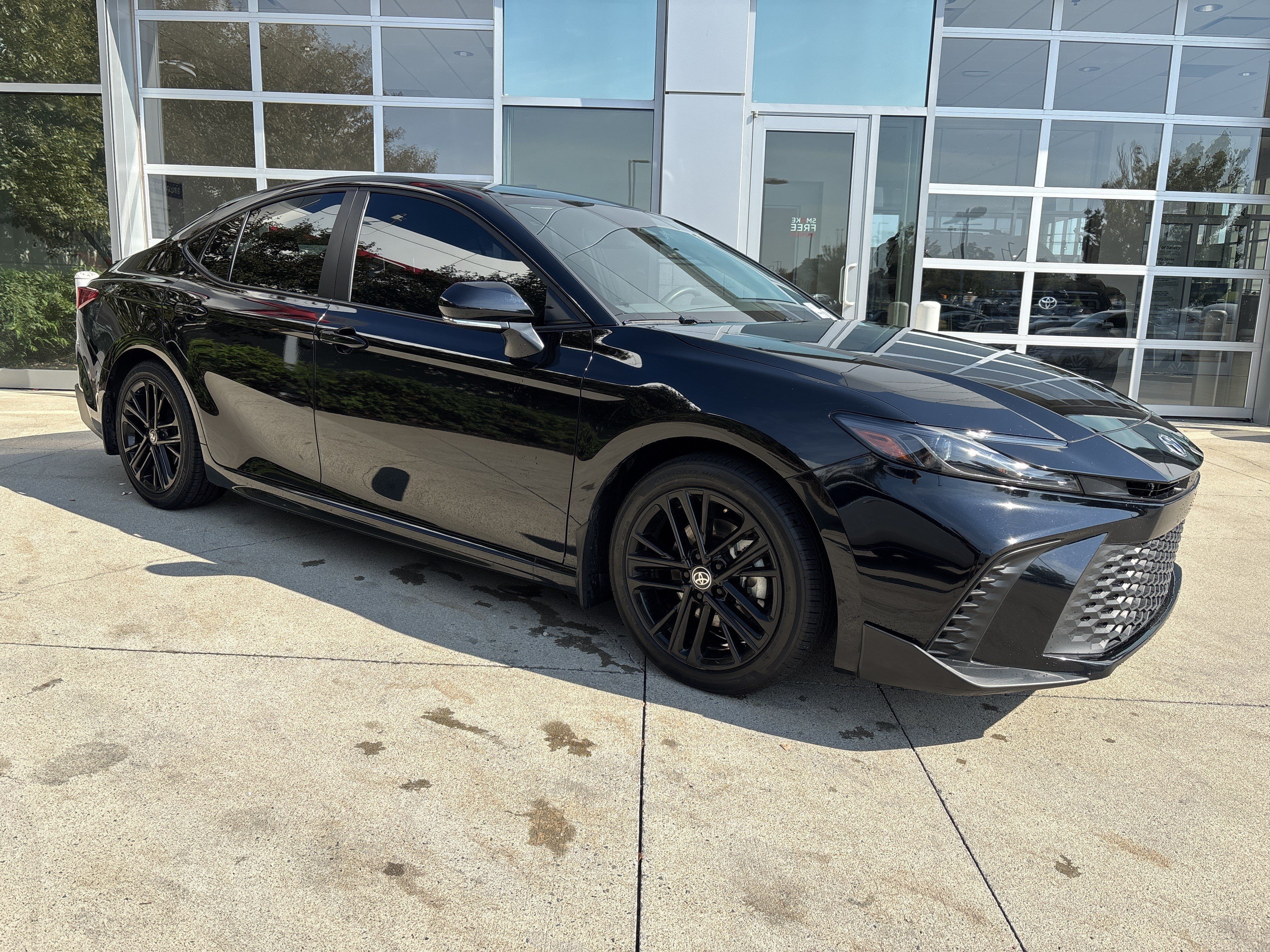 Used 2025 Toyota Camry SE FWD image 2