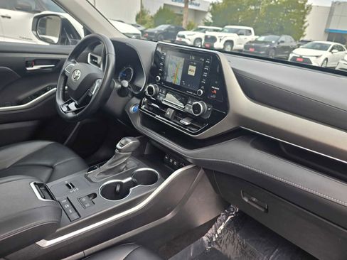 Used 2021 Toyota Highlander XLE image 12