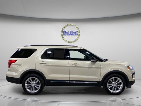 Used 2018 Ford Explorer XLT w/ Equipment Group 202A AWD/4WD image 6