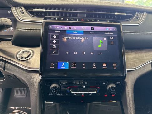 Used 2023 Jeep Grand Cherokee Limited w/ Black Appearance Package AWD/4WD image 18
