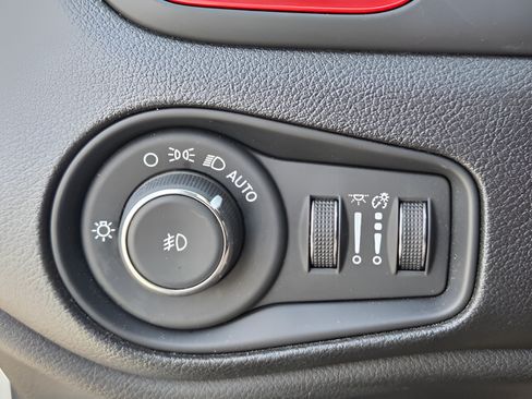 Used 2019 Jeep Renegade Trailhawk AWD/4WD image 23