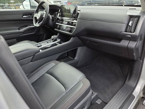 Used 2025 Nissan Pathfinder SL w/ SL Premium Package AWD/4WD image 21