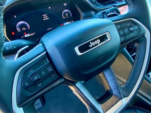 Used 2023 Jeep Grand Cherokee Limited image 39