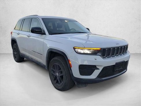 Used 2023 Jeep Grand Cherokee Laredo X image 3