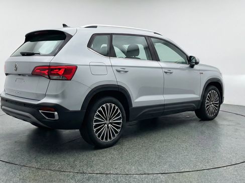 Used 2025 Volkswagen Taos SE image 9