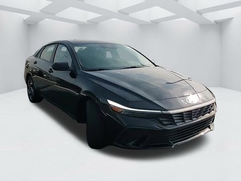 New 2025 Hyundai Elantra SEL image 3