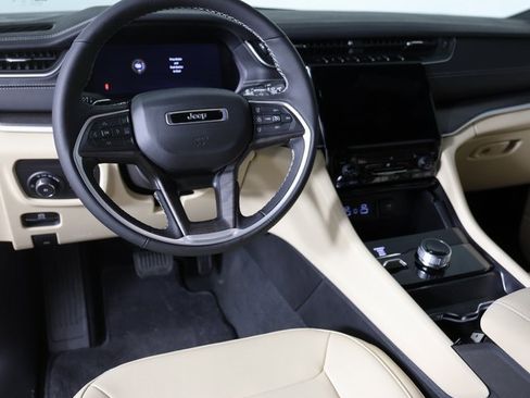 Used 2025 Jeep Grand Cherokee L Limited w/ Black Appearance Package image 12