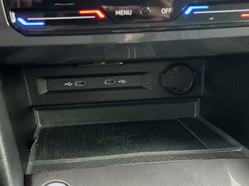 Used 2024 Volkswagen Tiguan SE image 25