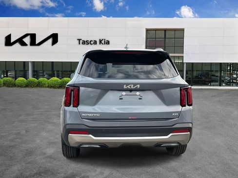 Used 2025 Kia Sorento S image 6