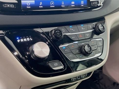 Used 2023 Chrysler Pacifica Touring-L image 13