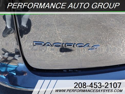 Used 2020 Chrysler Pacifica Touring-L Plus FWD image 4