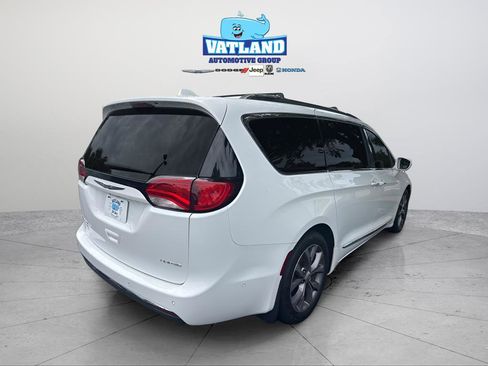 Used 2020 Chrysler Pacifica Limited w/ Tire & Wheel Group FWD image 9