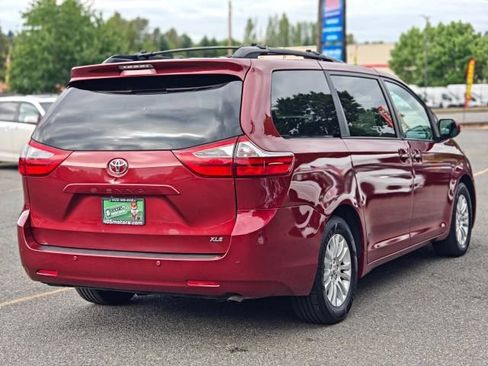 Used 2017 Toyota Sienna XLE w/ XLE Navigation Package FWD image 7