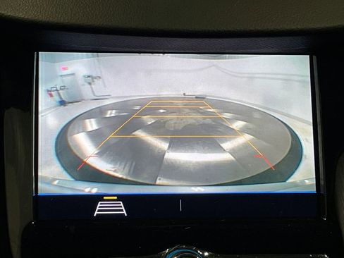 Used 2022 Chevrolet Trax LT w/ LT Convenience Package image 4