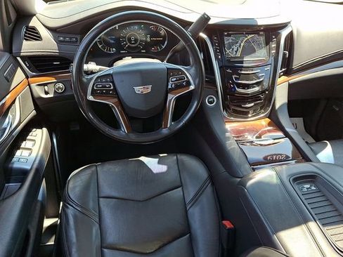 Used 2019 Cadillac Escalade Luxury AWD/4WD image 2